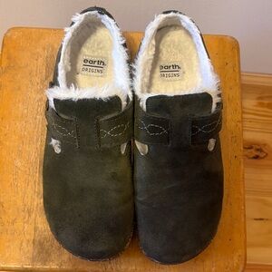 Earth brand adjustable strap with fur lining. Size 8